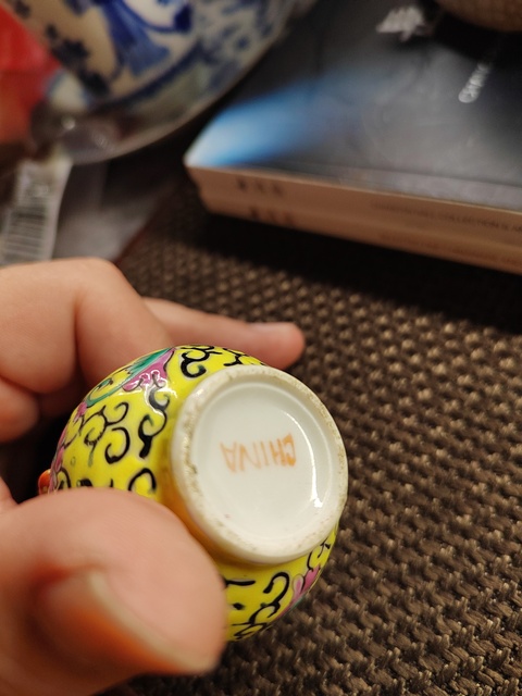 古玩陶瓷黃地粉彩花卉紋象耳瓶真品鑒賞圖