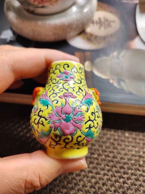 古玩陶瓷黃地粉彩花卉紋象耳瓶真品鑒賞圖