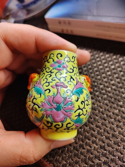 古玩陶瓷黃地粉彩花卉紋象耳瓶真品鑒賞圖