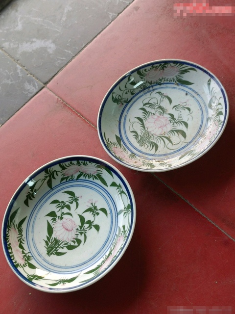 古玩陶瓷紅綠彩花卉紋盤真品鑒賞圖