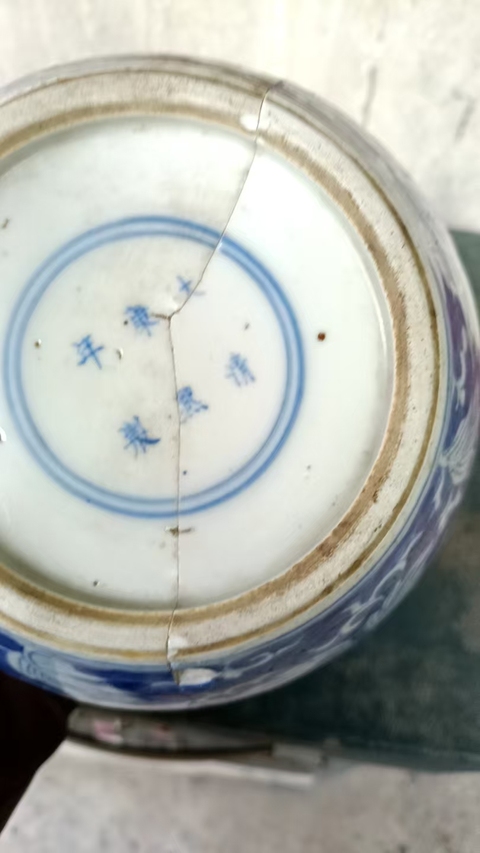 古玩陶瓷青花留白花卉紋罐真品鑒賞圖