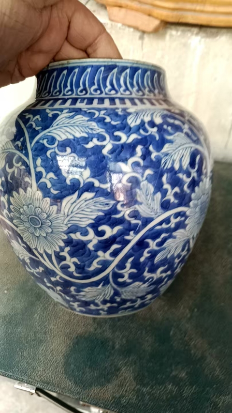 古玩陶瓷青花留白花卉紋罐真品鑒賞圖