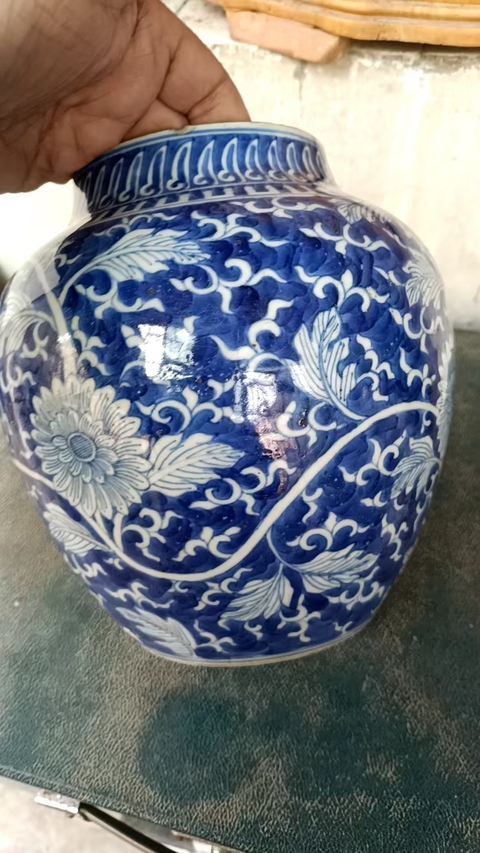 古玩陶瓷青花留白花卉紋罐真品鑒賞圖