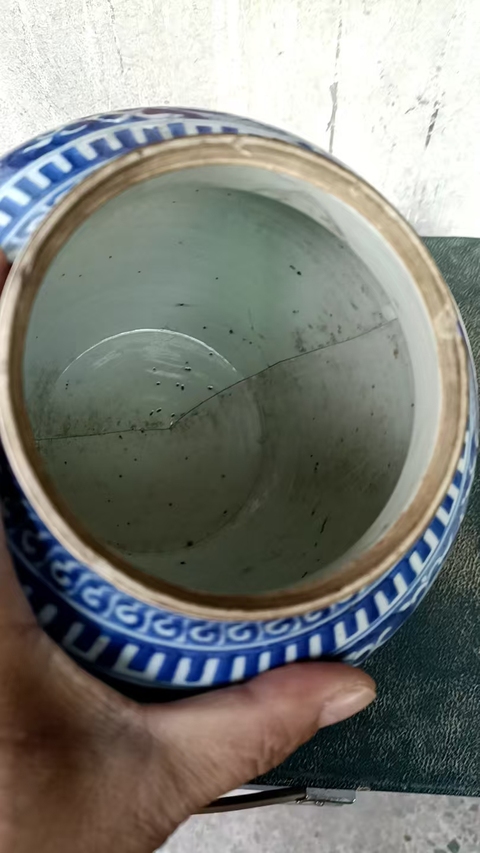 古玩陶瓷青花留白花卉紋罐真品鑒賞圖