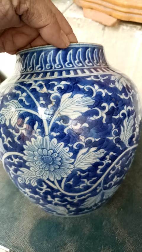 古玩陶瓷青花留白花卉紋罐真品鑒賞圖