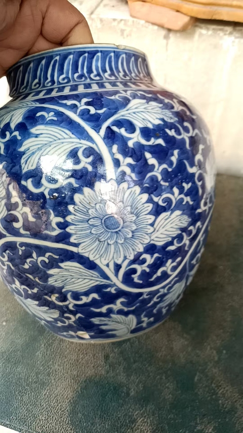 古玩陶瓷青花留白花卉紋罐真品鑒賞圖