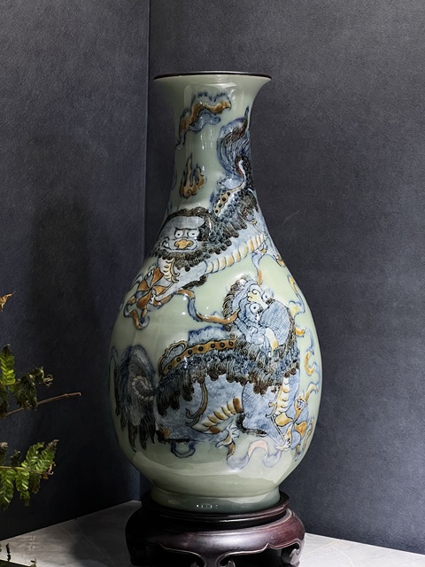 古玩陶瓷豆青釉青花釉里紅獅子繡球玉壺春瓶真品鑒賞圖