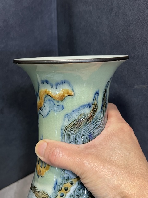 古玩陶瓷豆青釉青花釉里紅獅子繡球玉壺春瓶真品鑒賞圖