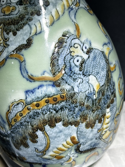 古玩陶瓷豆青釉青花釉里紅獅子繡球玉壺春瓶真品鑒賞圖