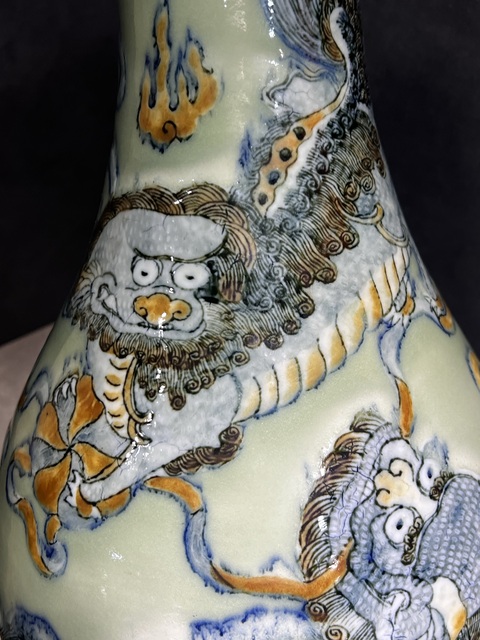 古玩陶瓷豆青釉青花釉里紅獅子繡球玉壺春瓶真品鑒賞圖