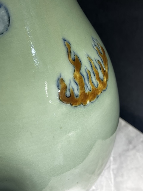 古玩陶瓷豆青釉青花釉里紅獅子繡球玉壺春瓶真品鑒賞圖