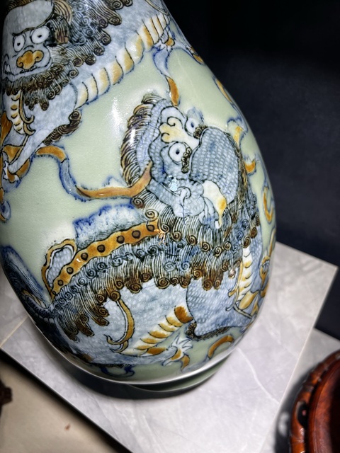 古玩陶瓷豆青釉青花釉里紅獅子繡球玉壺春瓶真品鑒賞圖