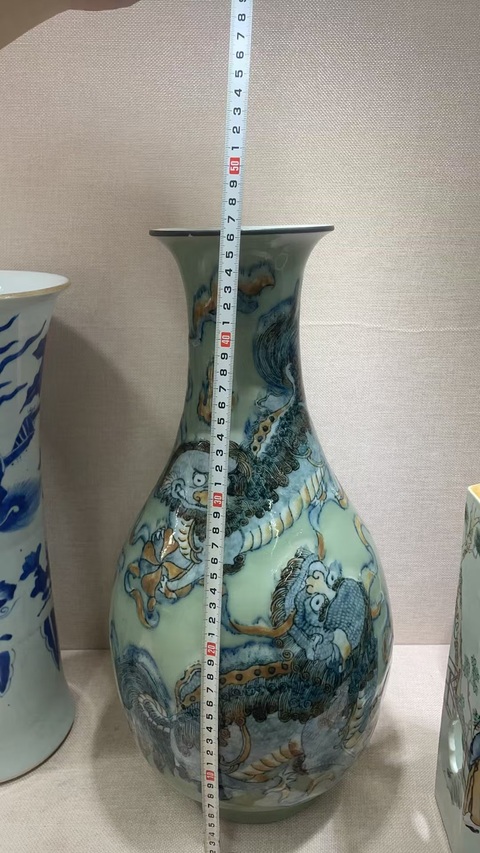 古玩陶瓷豆青釉青花釉里紅獅子繡球玉壺春瓶真品鑒賞圖