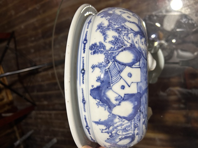 古玩陶瓷青花山水紋三足香爐真品鑒賞圖