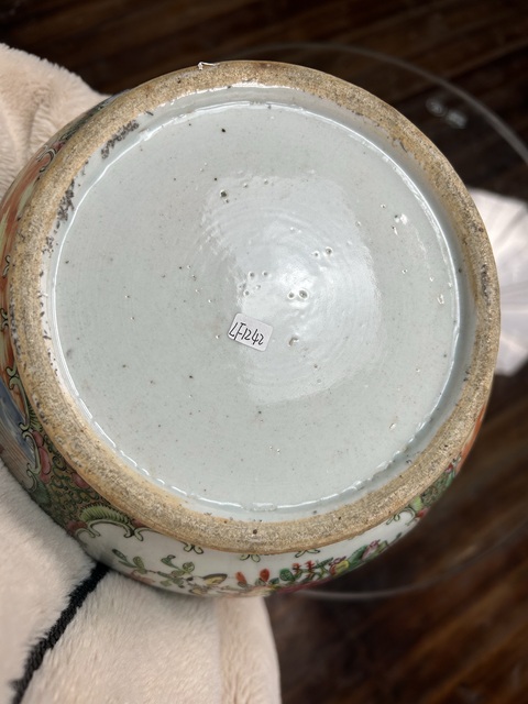 古玩陶瓷人物花鳥蝶紋廣彩瓶真品鑒賞圖