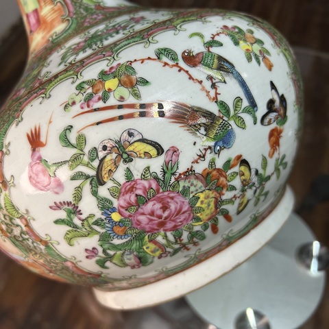 古玩陶瓷人物花鳥蝶紋廣彩瓶真品鑒賞圖