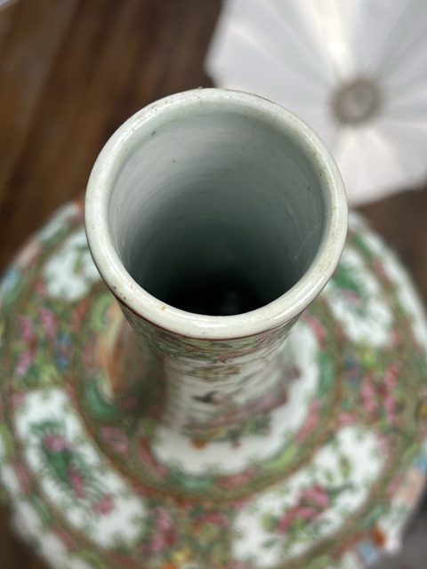 古玩陶瓷人物花鳥蝶紋廣彩瓶真品鑒賞圖