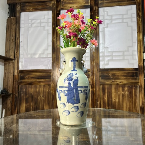 古玩陶瓷豆青釉青花人物花卉紋獅耳盤口瓶真品鑒賞圖