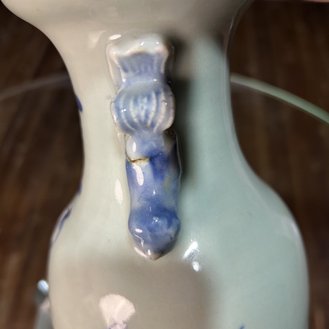 古玩陶瓷豆青釉青花人物花卉紋獅耳盤口瓶真品鑒賞圖