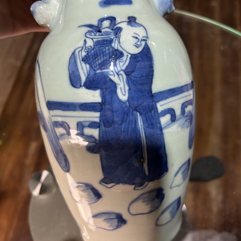 古玩陶瓷豆青釉青花人物花卉紋獅耳盤口瓶真品鑒賞圖