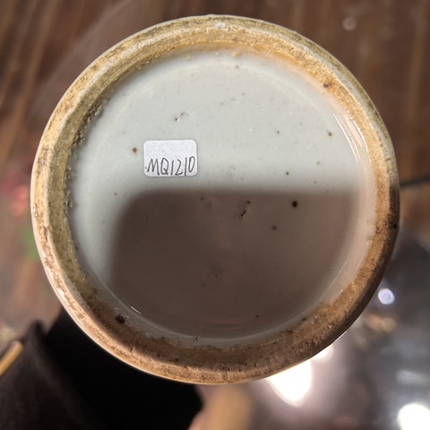 古玩陶瓷豆青釉青花人物花卉紋獅耳盤口瓶真品鑒賞圖