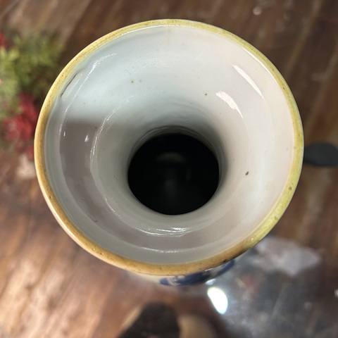 古玩陶瓷豆青釉青花人物花卉紋獅耳盤口瓶真品鑒賞圖