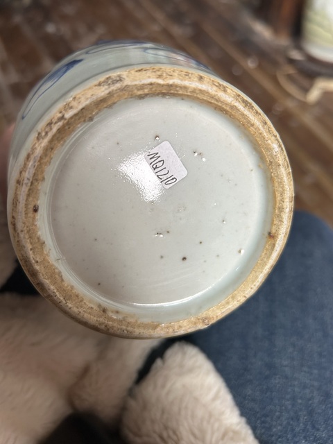 古玩陶瓷豆青釉青花人物花卉紋獅耳盤口瓶真品鑒賞圖