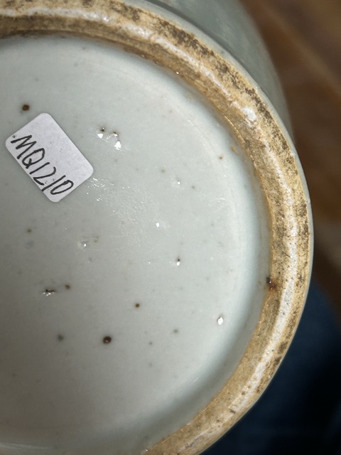 古玩陶瓷豆青釉青花人物花卉紋獅耳盤口瓶真品鑒賞圖