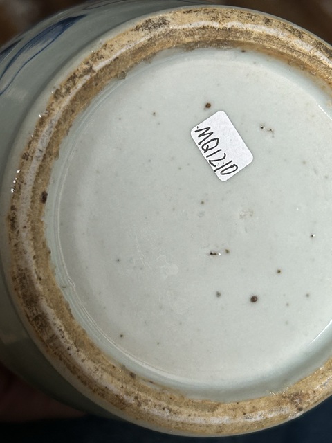 古玩陶瓷豆青釉青花人物花卉紋獅耳盤口瓶真品鑒賞圖