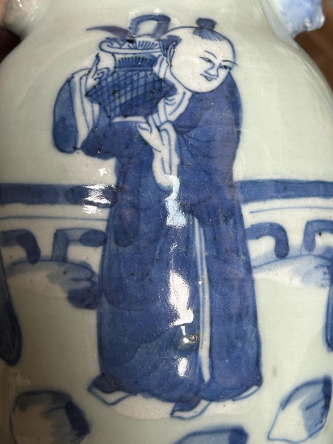 古玩陶瓷豆青釉青花人物花卉紋獅耳盤口瓶真品鑒賞圖