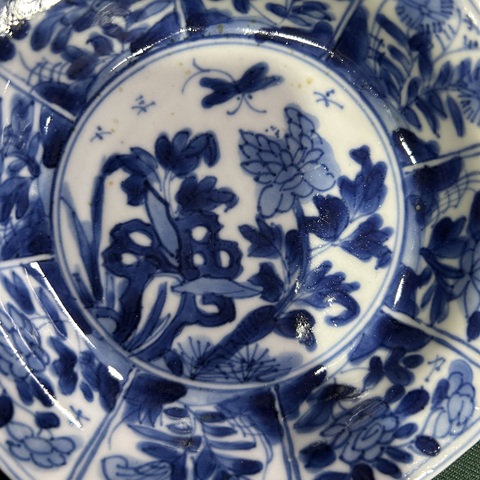 古玩陶瓷花蝶紋青花盤真品鑒賞圖