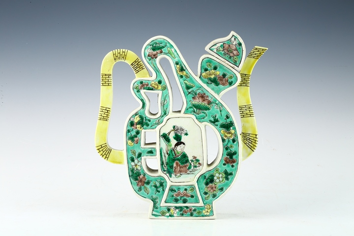 古玩陶瓷民國·素三彩人物花卉紋福字形壺真品鑒賞圖