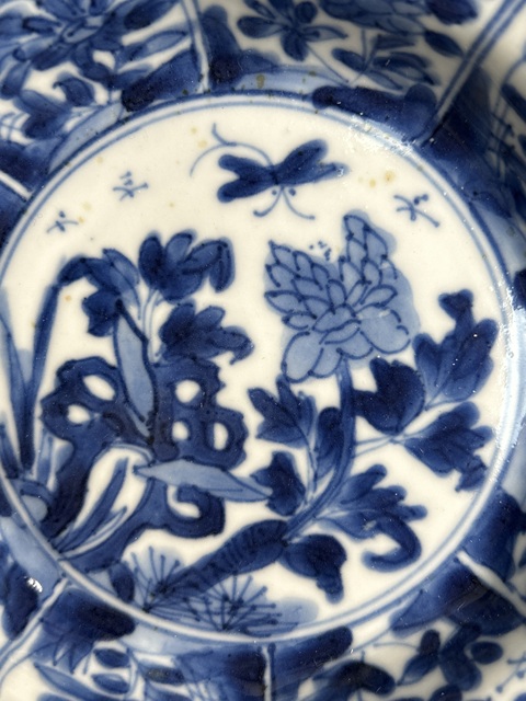 古玩陶瓷花蝶紋青花盤真品鑒賞圖