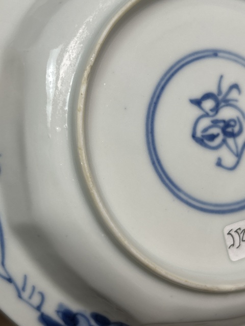 古玩陶瓷花蝶紋青花盤真品鑒賞圖