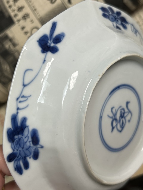 古玩陶瓷花蝶紋青花盤真品鑒賞圖