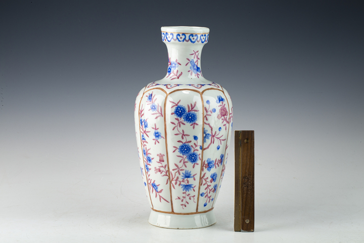 古玩陶瓷清中晚·胭脂紅藍料彩花卉紋盤口瓶真品鑒賞圖