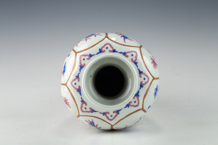 古玩陶瓷清中晚·胭脂紅藍料彩花卉紋盤口瓶真品鑒賞圖