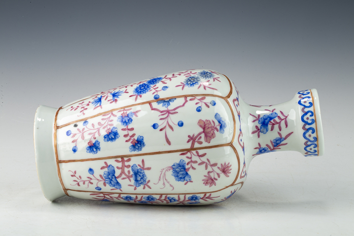 古玩陶瓷清中晚·胭脂紅藍料彩花卉紋盤口瓶真品鑒賞圖