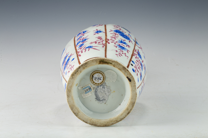 古玩陶瓷清中晚·胭脂紅藍料彩花卉紋盤口瓶真品鑒賞圖