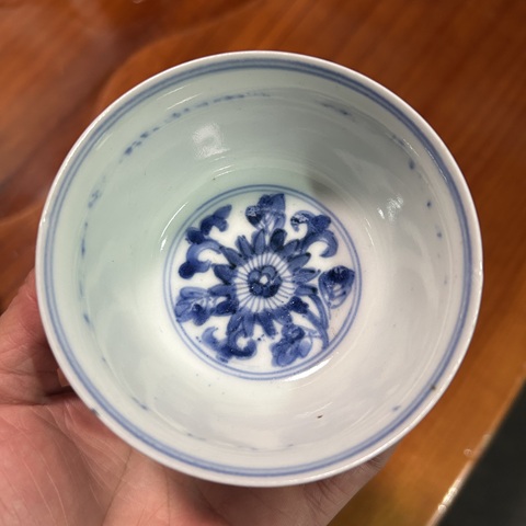 古玩陶瓷花卉紋青花杯真品鑒賞圖