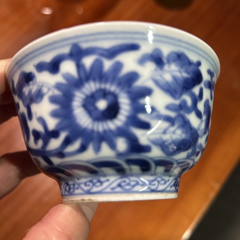 古玩陶瓷花卉紋青花杯真品鑒賞圖