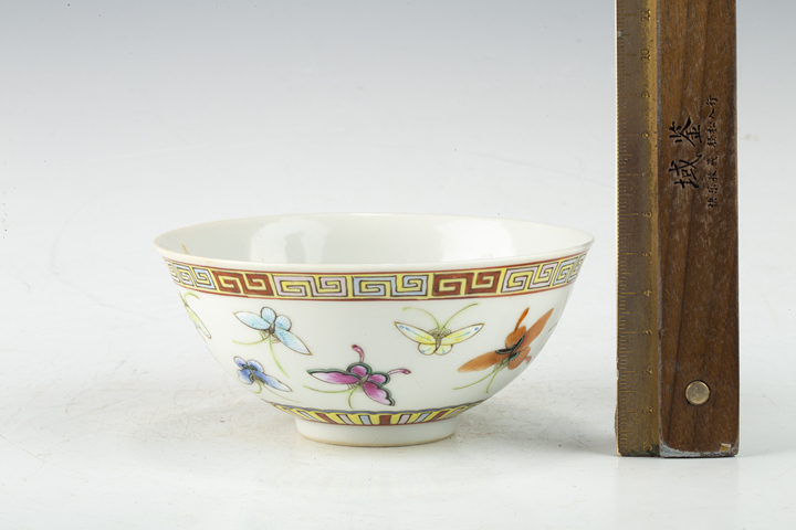 古玩陶瓷民國·粉彩百蝶紋碗真品鑒賞圖