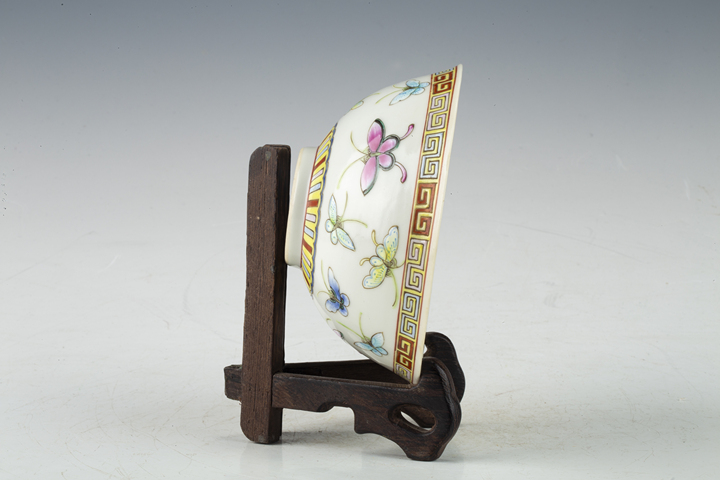 古玩陶瓷民國·粉彩百蝶紋碗真品鑒賞圖