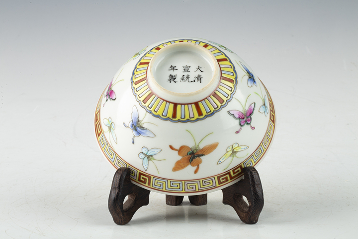 古玩陶瓷民國·粉彩百蝶紋碗真品鑒賞圖