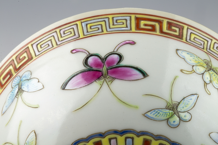 古玩陶瓷民國·粉彩百蝶紋碗真品鑒賞圖