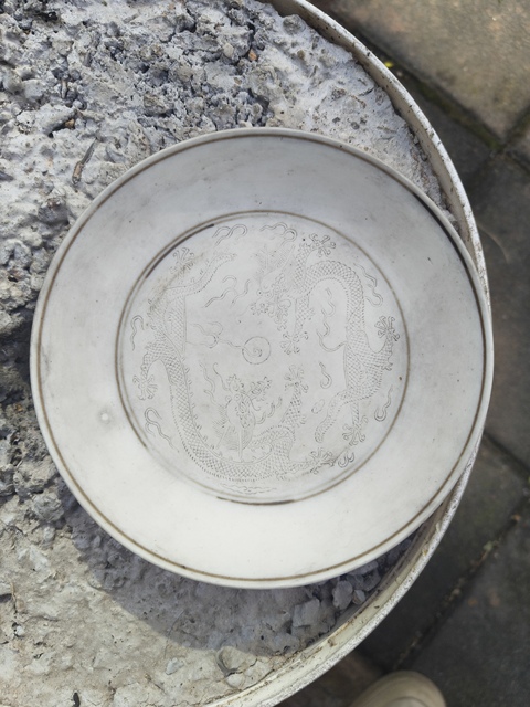 古玩陶瓷反瓷刻花龍紋盤真品鑒賞圖