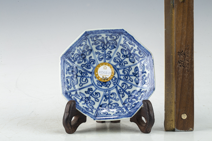 古玩陶瓷清康熙·青花開窗蓮紋八方小盤真品鑒賞圖