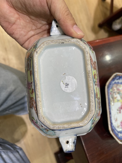 古玩陶瓷青花粉彩神龕恭盒真品鑒賞圖