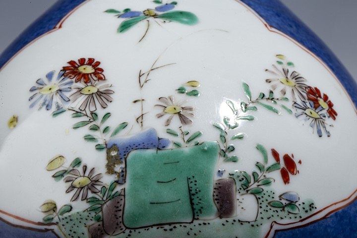 古玩陶瓷清康熙·灑藍(lán)釉開窗五彩花鳥紋長頸瓶拍賣，當(dāng)前價(jià)格5856元