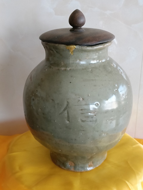 古玩陶瓷龍泉青瓷刻字罐真品鑒賞圖